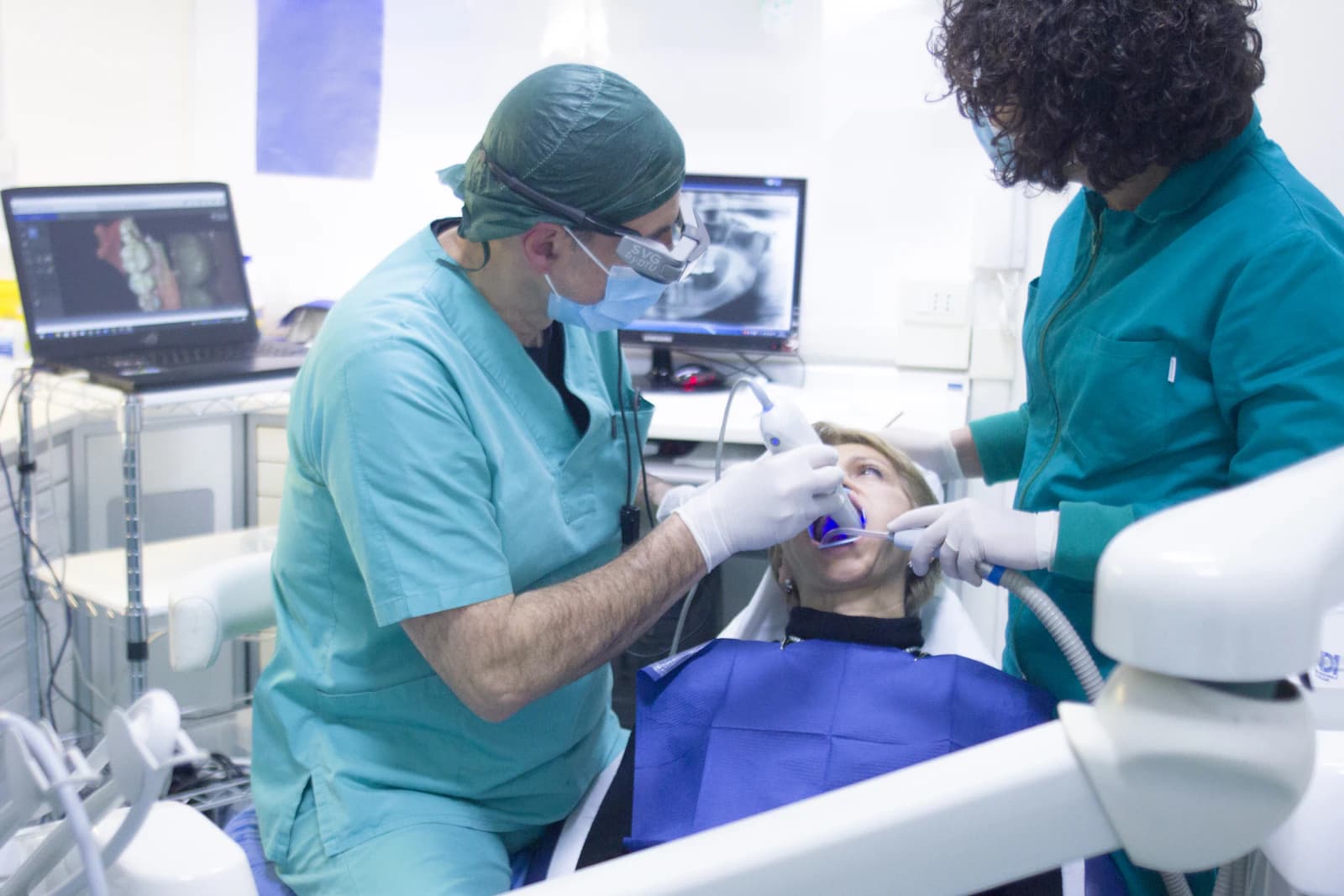 Gebitsreiniging: tandarts of mondhygiënist, wat is het verschil?